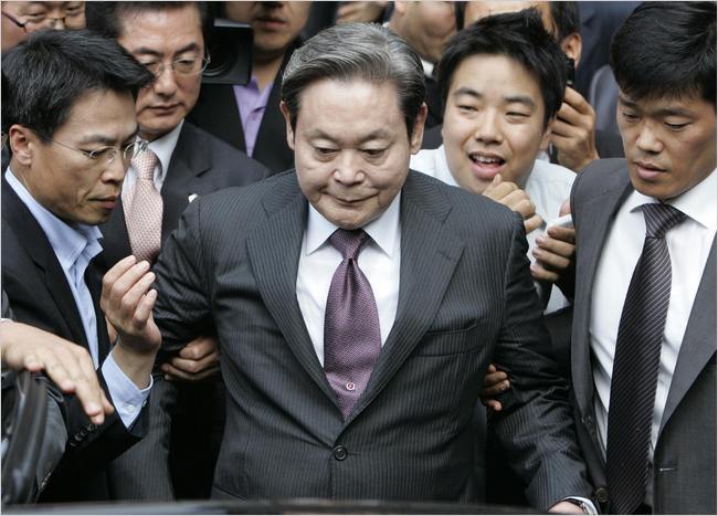  Ông Lee Kun-hee được ân xá vào 29 tháng 12 năm 2009. 