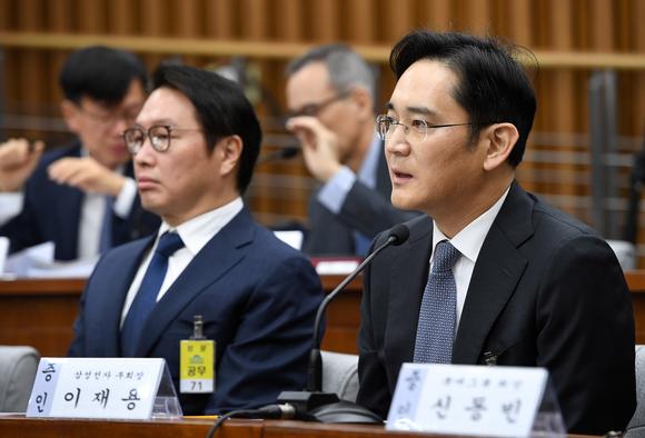  Lee Jae-yong của Samsung, đúng, trả lời câu hỏi trong một cuộc điều tra của nghị viện vào tháng 12 năm 2016. © Reuters 