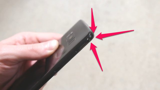 Galaxy S8 cũng có vết trầy sau pha thả rơi này, tuy nhiên vẫn nhẹ hơn so với iPhone 7. 