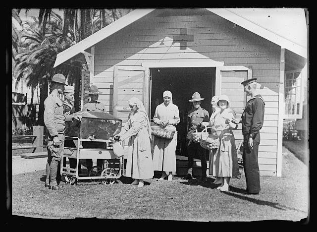  Hội chữ thập đỏ Hoa Kỳ tại một cơ sở ở Los Angeles năm 1918 