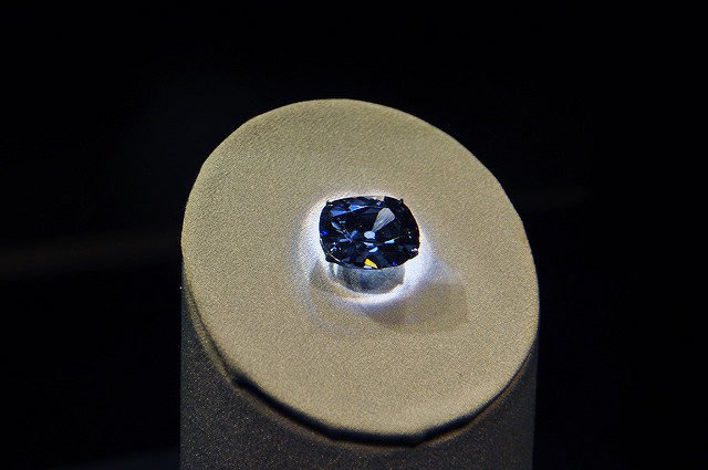 Viên kim cương được trưng bày dưới tia cực tím.