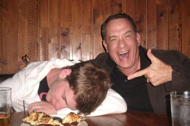  Tom Hanks và fan (đã say bí tỉ). 