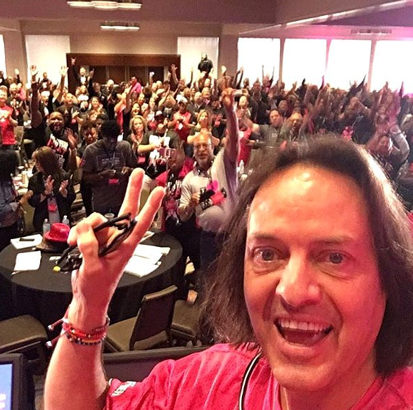  Khi gia nhập T-Mobile vào năm 2012, Legere quyết định sẽ cải tổ toàn bộ văn hóa của công ty. Ông cần 50.000 nhân viên phải biết đến sự tồn tại của mình. Vì thế, màu sắc trang phục nổi bật và những bức ảnh selfie luôn được ưu tiên hàng đầu. 