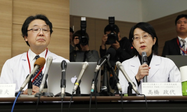  Tiến sĩ Masayo Takahashi (bên phải) trong cuộc họp báo sau ca cấy ghép 