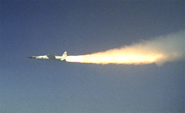 
Động cơ Pegasus đưa chiếc X-43 - phi cơ hypersonic thử nghiệm NASA - lướt trong không trung.
