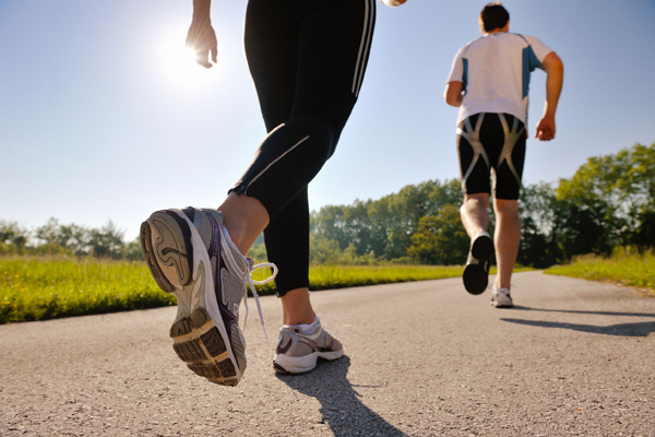 
Đi bộ hoặc chạy bộ giật lùi giúp bạn đốt cháy nhiều calo hơn là tiến về phía trước.
