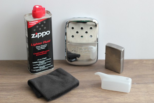  GNếu bạn không muốn sử dụng các loại túi làm ấm một lần hoặc các thiết bị toả nhiệt sạc điện, Zippo 12- Hour sẽ là sản phẩm tạo nhiệt không cháy phù hợp với khả năng giữ ấm lên đến 12 giờ. Hơi ấm từ chiếc máy giữ này phát ra nhẹ nhàng, tỏa nhiệt đủ để giữ cho bàn tay của bạn ấm áp mọi lúc. Nhờ kiểu sáng loáng, bắt mắt và nhỏ gọn mà bạn có thể bỏ túi ví, như một món phụ kiện đẹp. Giá cho một chiếc máy Zippo 12-Hour có thiết kế sành điệu này chỉ 10 USD (khoảng 220.000 đồng). 