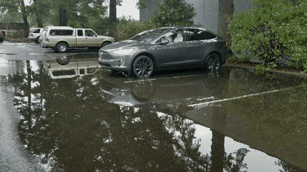 Với tính năng công nghệ hữu ích này, chủ nhân xe Tesla Model X sẽ không bao giờ lo bị ướt giày - Ảnh 2.