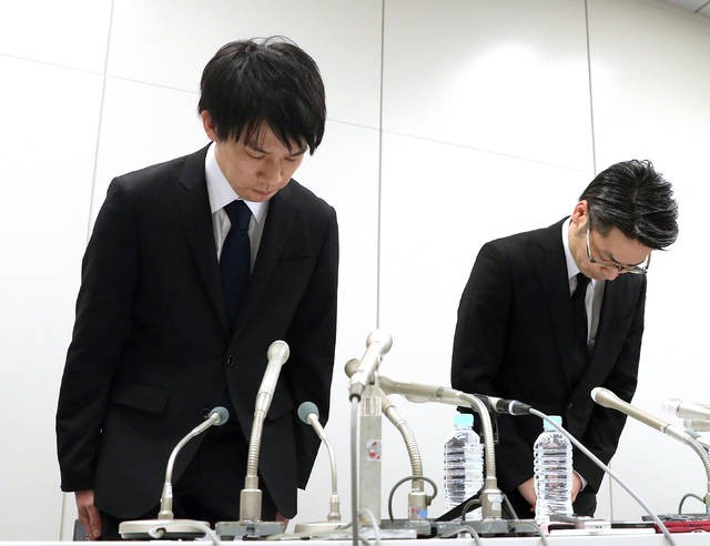  Chủ tịch sàn giao dịch Coincheck, ông Koichiro Wada cúi đầu xin lỗi trong buổi họp báo. 