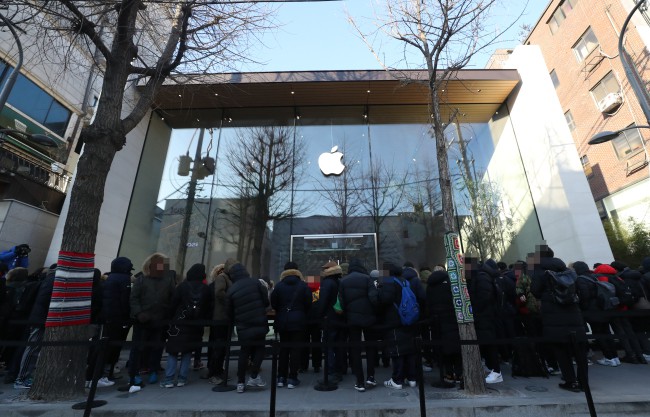 Rất nhiều người đã có mặt tại Apple Store đầu tiên ở Hàn Quốc bất chấp thời tiết giá lạnh. 