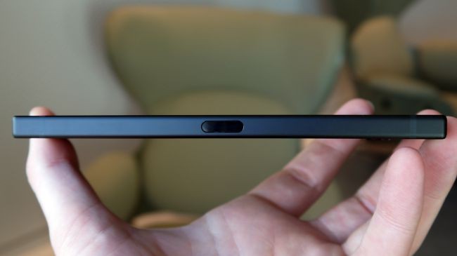 Cận cảnh Razer Phone 2: Mặt lưng bằng kính, logo phát sáng hiệu ứng Chroma, kích thước không thay đổi - Ảnh 7.