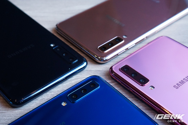 Ảnh thực tế Samsung Galaxy A9 (2018) và Galaxy A7 vừa ra mắt: Thiết kế gọn, màu Gradient đẹp mắt, nhiều camera tốt - Ảnh 21.