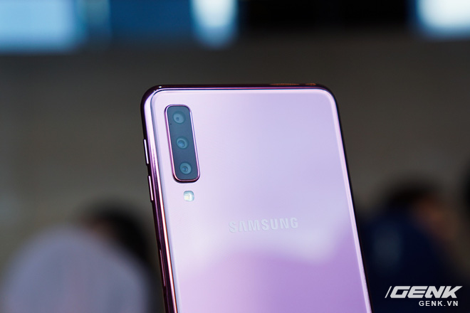 Ảnh thực tế Samsung Galaxy A9 (2018) và Galaxy A7 vừa ra mắt: Thiết kế gọn, màu Gradient đẹp mắt, nhiều camera tốt - Ảnh 14.
