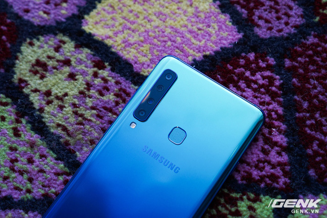 Ảnh thực tế Samsung Galaxy A9 (2018) và Galaxy A7 vừa ra mắt: Thiết kế gọn, màu Gradient đẹp mắt, nhiều camera tốt - Ảnh 2.