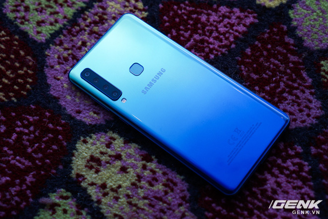 Ảnh thực tế Samsung Galaxy A9 (2018) và Galaxy A7 vừa ra mắt: Thiết kế gọn, màu Gradient đẹp mắt, nhiều camera tốt - Ảnh 11.