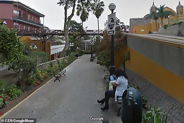 Chồng ly hôn vì trông thấy vợ tình tứ với người đàn ông khác qua Google Street View - Ảnh 3.