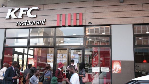Zimbabwe: KFC và nhiều cửa hàng đồ ăn nhanh đóng cửa vì hết tiền mua thịt gà - Ảnh 1.