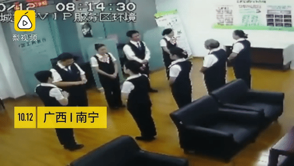 Trung Quốc: Đang họp thì con trăn dài 2m rơi xuống từ trần nhà, nhân viên bỏ chạy tán loạn nhưng trở lại ngay để quay video - Ảnh 2.