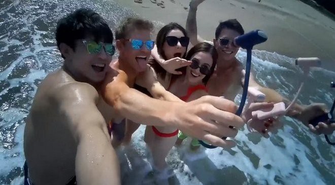 Chẳng cần phải mang theo smartphone hay máy ảnh, chỉ cần dụng cụ thần thánh này là có thể bao trọn ảnh selfie rồi - Ảnh 4.