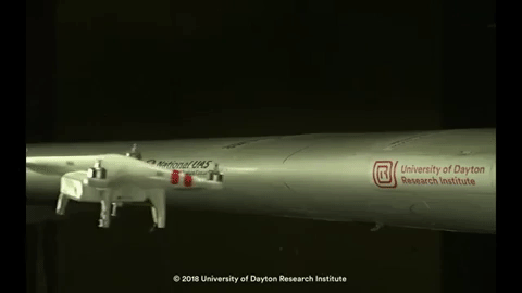 Video cho thấy mức độ nguy hiểm của drone khi đâm phải cánh máy bay trên không trung - Ảnh 1.