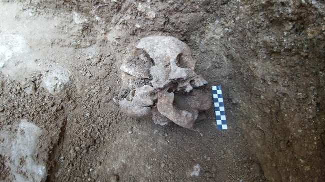 Các nhà khảo cổ tìm ra hài cốt của đứa bé nghi là ma cà rồng, trong miệng bị chèn một hòn đá to - Ảnh 1.