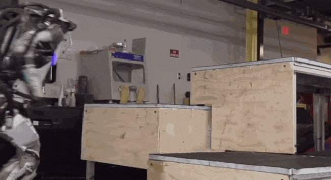 Leo cầu thang đã là gì, robot của Boston Dynamics giờ còn có thể nhảy như dân parkour chuyên nghiệp - Ảnh 2.