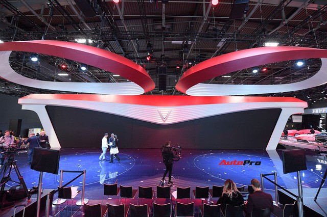 Lộ diện gian hàng của VinFast tại Paris Motor Show 2018 trước giờ G: Màn hình LED 6K, biểu tượng cánh sen Việt - Ảnh 2.