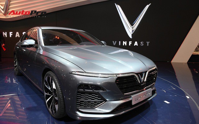 HOT: Ảnh thực tế sedan VinFast A2.0 vừa ra mắt hoành tráng tại Paris Motor Show 2018 - Ảnh 1.