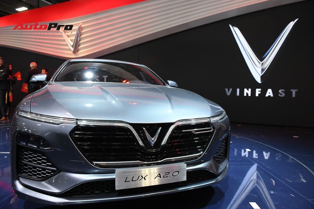 HOT: Ảnh thực tế sedan VinFast A2.0 vừa ra mắt hoành tráng tại Paris Motor Show 2018 - Ảnh 2.
