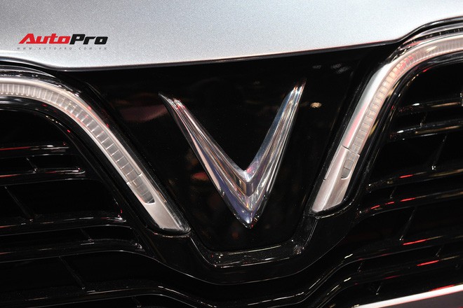 HOT: Ảnh thực tế sedan VinFast A2.0 vừa ra mắt hoành tráng tại Paris Motor Show 2018 - Ảnh 4.