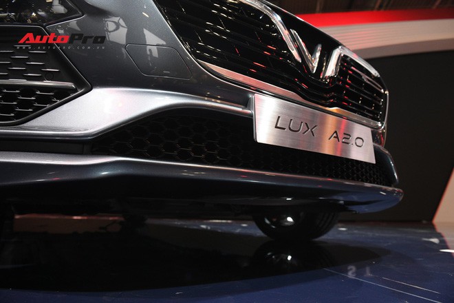 HOT: Ảnh thực tế sedan VinFast A2.0 vừa ra mắt hoành tráng tại Paris Motor Show 2018 - Ảnh 5.