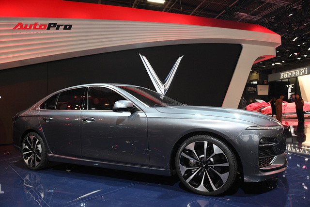 HOT: Ảnh thực tế sedan VinFast A2.0 vừa ra mắt hoành tráng tại Paris Motor Show 2018 - Ảnh 7.