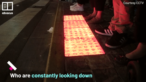 Trung Quốc lắp đèn giao thông dưới mặt đường để người đi bộ nghiện smartphone đỡ phải làm lại răng - Ảnh 2.