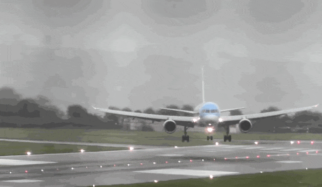 Xem cảnh máy bay Boeing 757 “trổ tài” hạ cánh ngang khi trời có giông bão cực điệu nghệ - Ảnh 2.