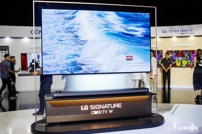 Nhu cầu màn hình OLED tăng mạnh, Samsung và LG “ngồi mát ăn bát vàng” vì khách tới đặt mua nườm nượp - Ảnh 1.