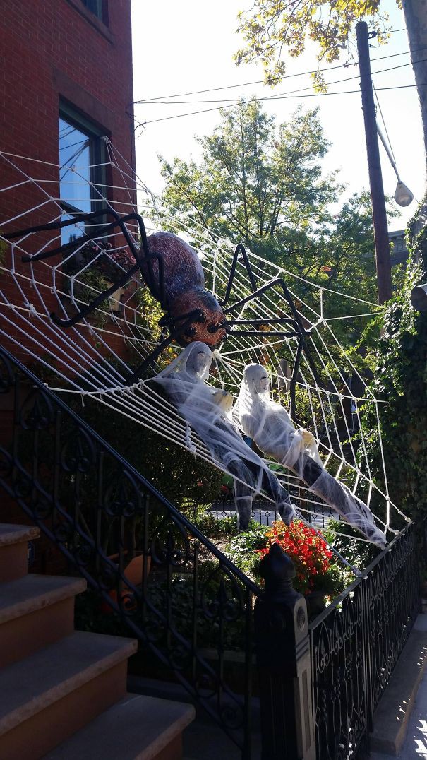 20 cách trang trí nhà cửa dịp Halloween khiến bọn trẻ phải khóc thét khi đến xin kẹo - Ảnh 13.