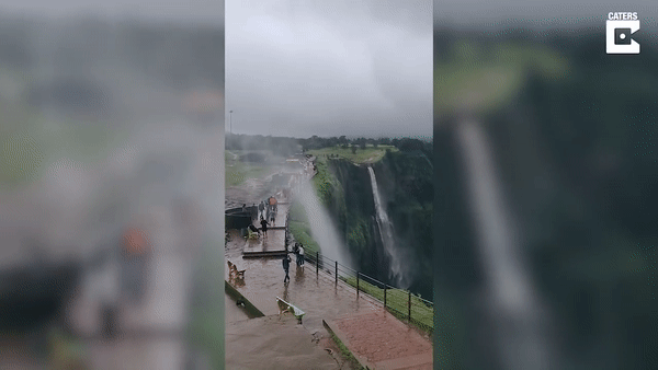 Ấn Độ: Gió cực mạnh khiến thác nước cao 121m... chảy ngược lên trời - Ảnh 2.