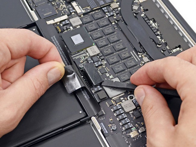 MacBook Pro sẽ thành chặn giấy cao cấp nếu bị sửa chữa bởi bên thứ ba - Ảnh 1.