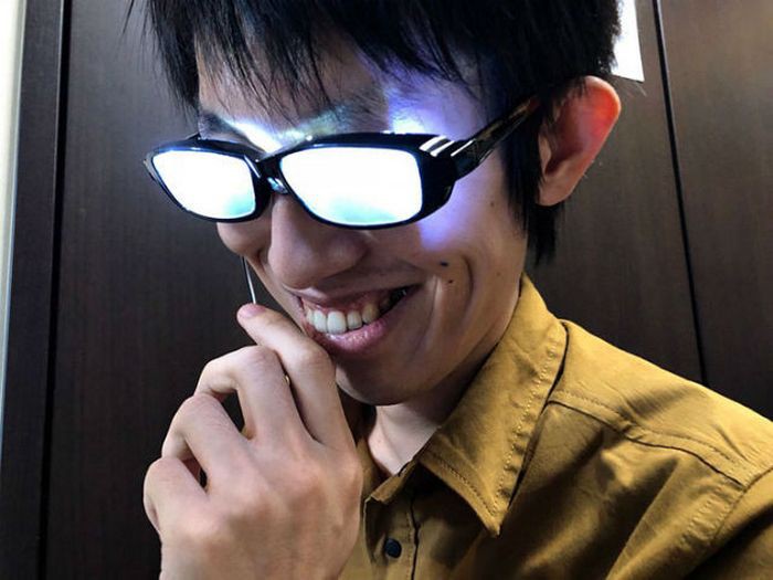 Chàng trai Nhật Bản tự chế kính mắt phát sáng, đeo vào trông chẳng khác gì  nhân vật bước ra từ hoạt hình
