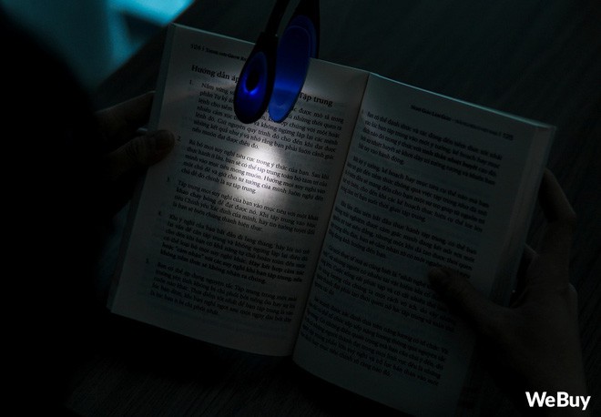 Trải nghiệm đèn kẹp mini dùng để đọc sách trong đêm: mẫu mã đẹp đấy nhưng... - Ảnh 7.