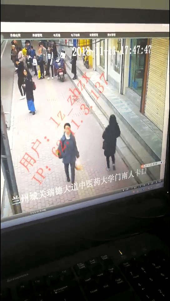 Video gây sốc trên Weibo: Đang đi dạo trên vỉa hè, cô gái bất ngờ bị sụt xuống hố tử thần - Ảnh 3.
