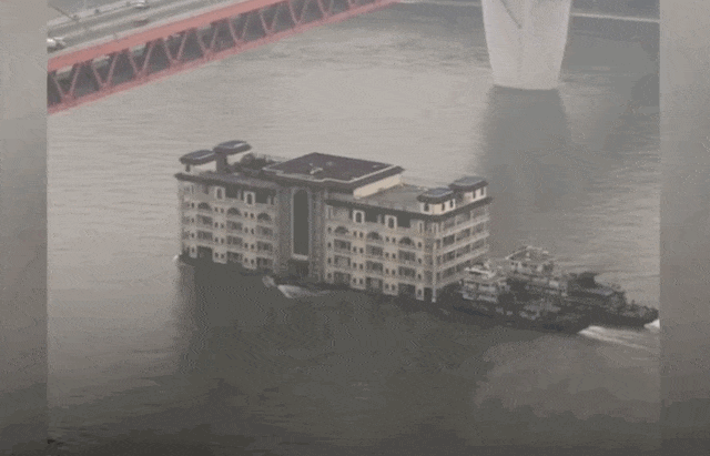 Đố tìm được ở đâu ngoài Trung Quốc: Chở hẳn một tòa nhà 5 tầng trên sông bằng tàu vận tải - Ảnh 1.