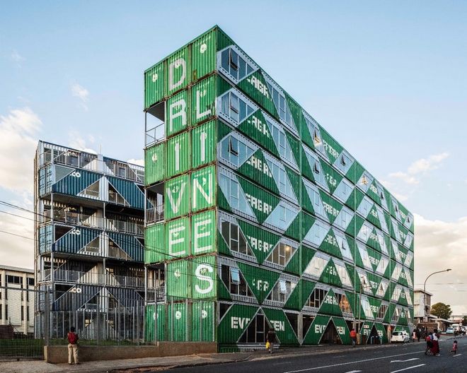 Tham quan “khu chung cư” độc đáo tại Nam Phi, nơi cư dân sinh sống trong 140 container đầy đủ tiện nghi - Ảnh 1.