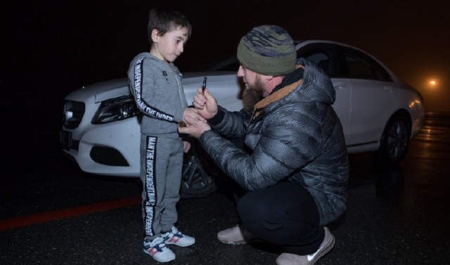 [Vietsub] Chống đẩy 4105 lần liên tiếp nhưng bị sách Guiness từ chối, cậu bé Nga 5 tuổi được tổng thống trao quà an ủi là một chiếc Mercedes C-class. - Ảnh 2.