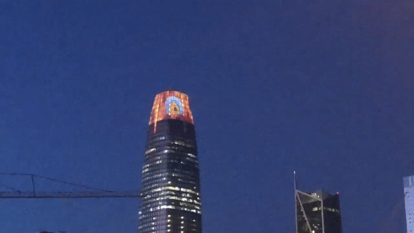 Đỉnh tháp cao nhất San Francisco rực lửa với Con mắt của Sauron trong dịp Halloween - Ảnh 1.