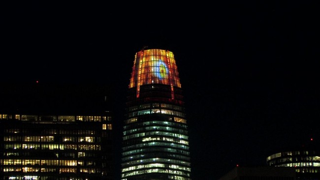 Đỉnh tháp cao nhất San Francisco rực lửa với Con mắt của Sauron trong dịp Halloween - Ảnh 4.