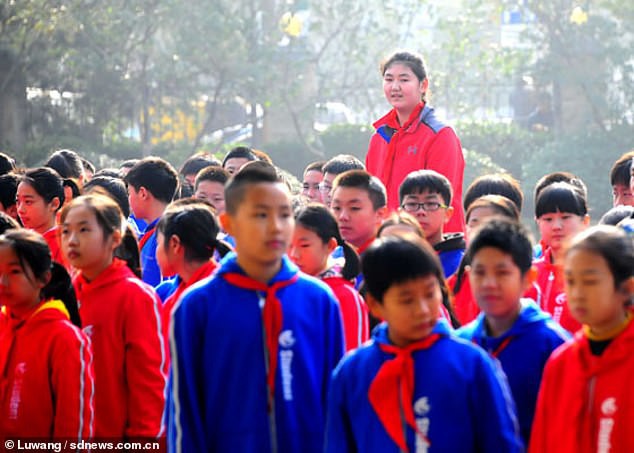 Hậu duệ của Yao Ming: Cô bé 11 tuổi đã cao 2 mét gây sốt MXH Trung Quốc - Ảnh 1.