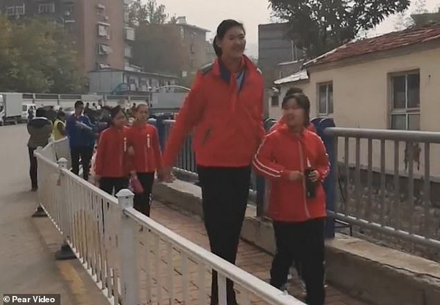 Hậu duệ của Yao Ming: Cô bé 11 tuổi đã cao 2 mét gây sốt MXH Trung Quốc - Ảnh 2.