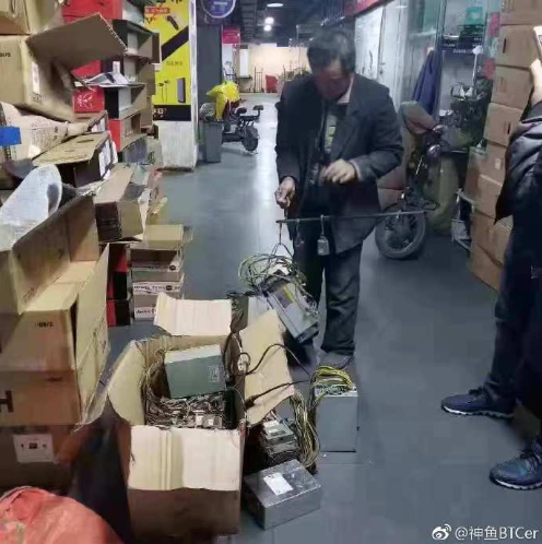 Thợ mỏ Trung Quốc đang rao bán “trâu cày” theo cân, sau khi thị trường tiền mã hóa sụp đổ - Ảnh 3.