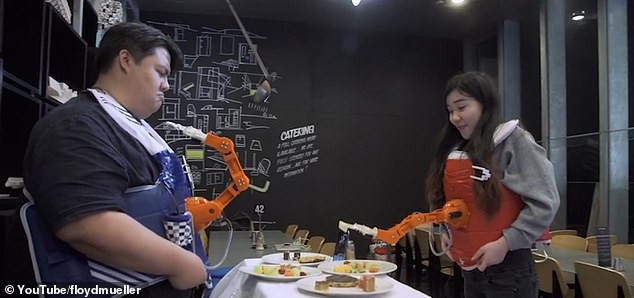 Bảo bối khi đi buffet: Cánh tay robot tự biết bốc thức ăn cho vào miệng - Ảnh 3.